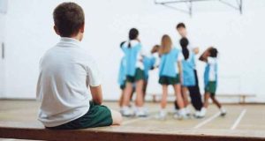 Vì sao trẻ ngại giao tiếp? Hiểu đúng để giúp con mở lòng thay vì ép buộc