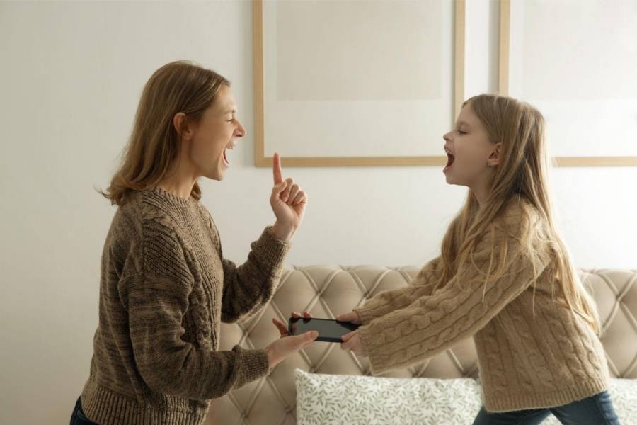 Trẻ cáu gắt và mất tập trung do dùng điện thoại