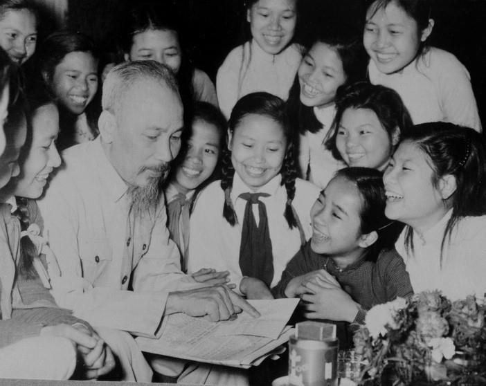Chủ tịch Hồ Chí Minh gần gũi với trẻ em và người dân thể hiện sự đồng cảm
