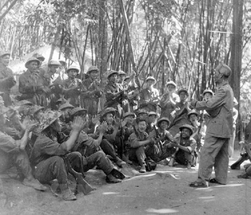 Chủ tịch Hồ Chí Minh trò chuyện và quan tâm chiến sĩ thể hiện sự thấu hiểu