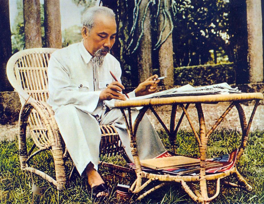 Hình ảnh Chủ tịch Hồ Chí Minh suy tư điềm tĩnh thể hiện khả năng kiểm soát cảm xúc