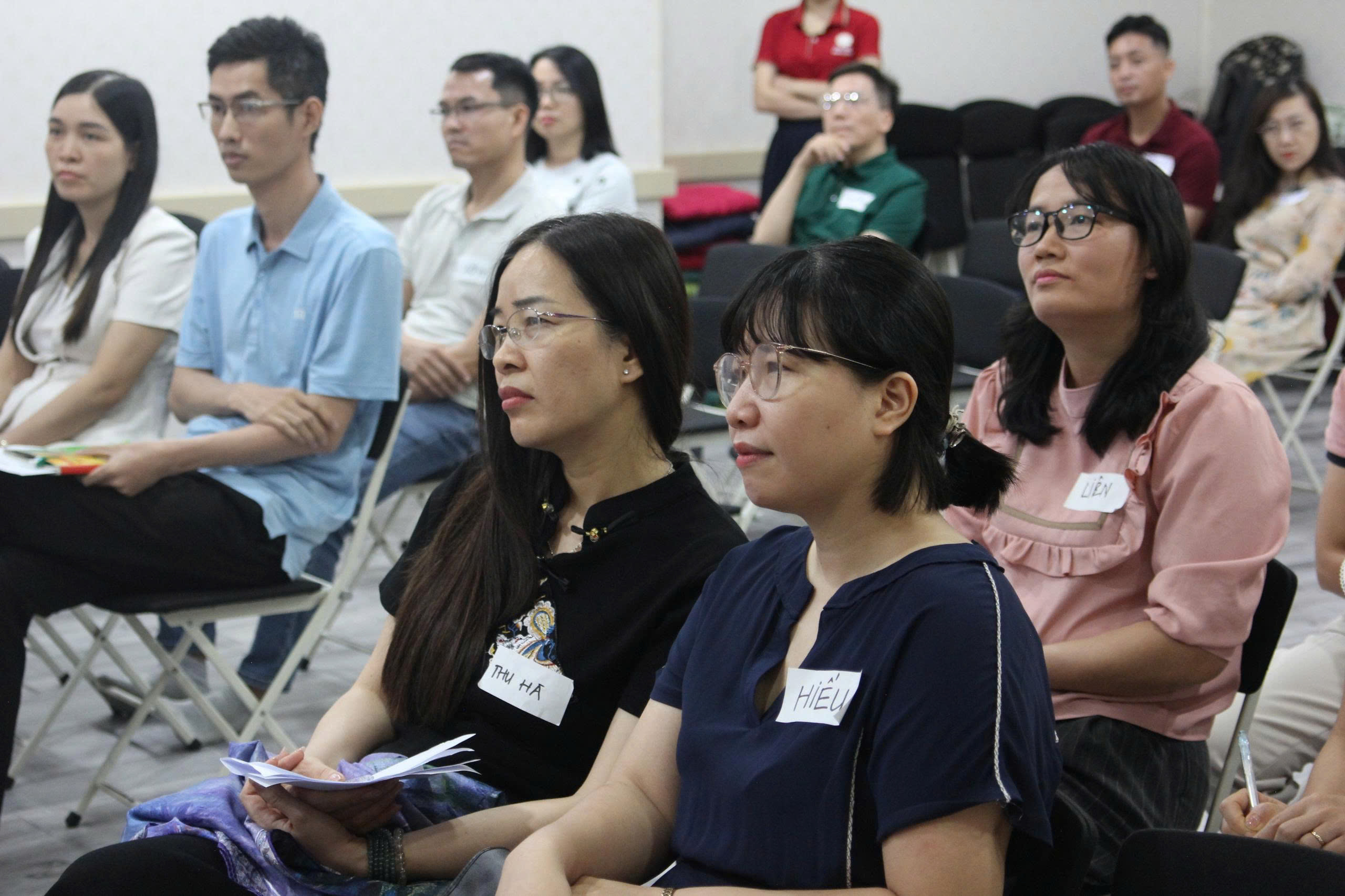 Cha mẹ lắng nghe chia sẻ về thấu hiểu con tại sự kiện