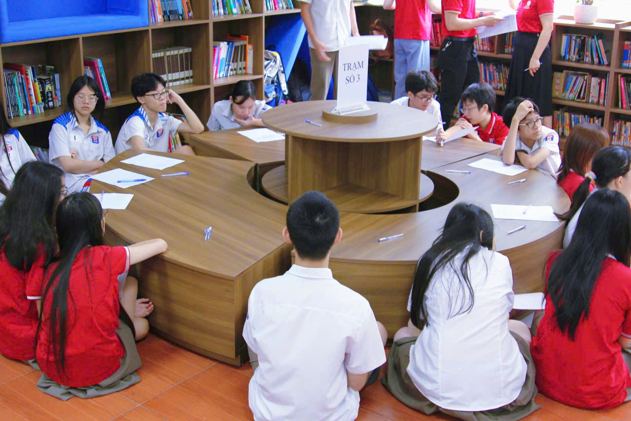 Học sinh vẽ hình ảnh cá nhân và mục tiêu sau một năm