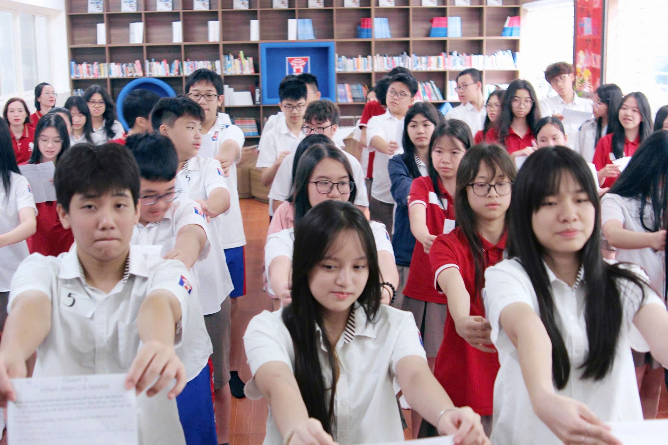 Học sinh giơ cao mục tiêu cá nhân trong hoạt động Vươn Cao Ước Mơ