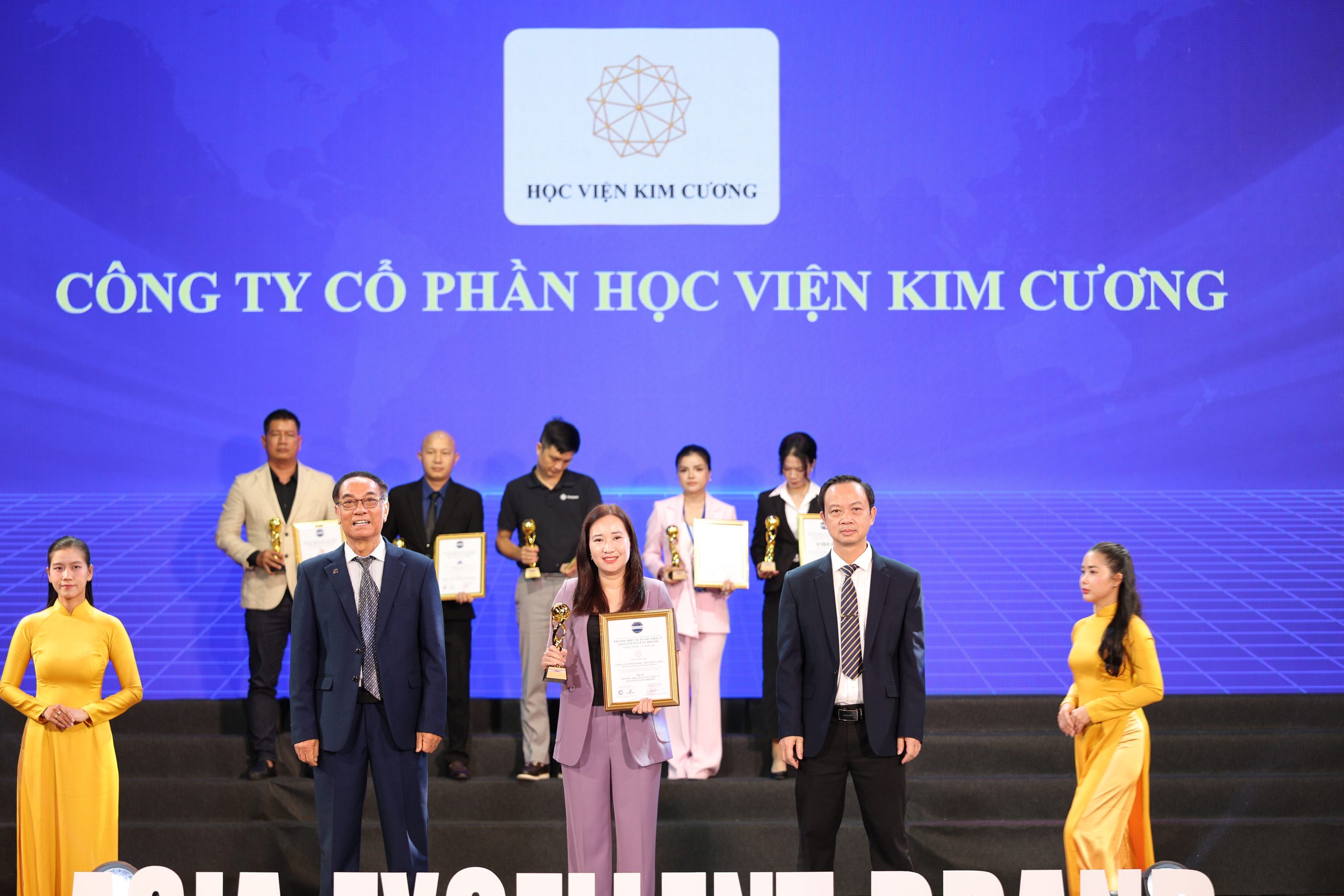 Khoảnh khắc nhận chứng nhận trên sân khấu