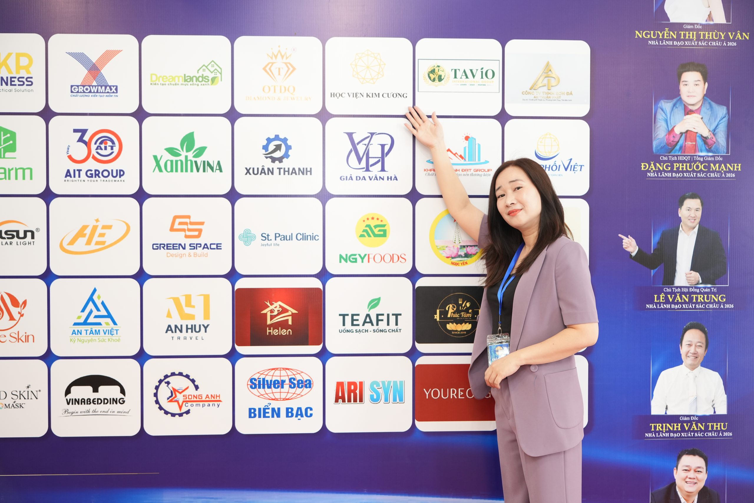 Đại diện Học viện Kim Cương bên bảng vinh danh